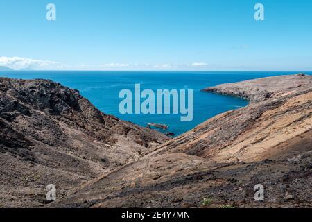 Tropische Insel trockene Berge voller Schmutz und Felsen Ein Sommertag am atlantik Stockfoto