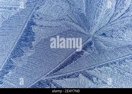 Frostmuster an einem kalten Wintermorgen auf der Motorhaube Eines Autos Stockfoto