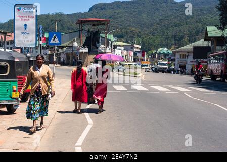 Lokale singhalesen von sri lanka zu Fuß in den Straßen von Nuwara Eliya Business District, NuwaraEliya. Sri Lanka. Stockfoto