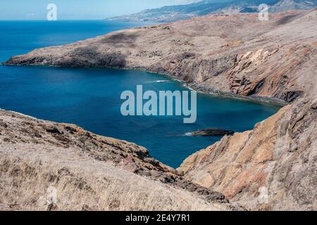 Tropische Insel trockene Berge voller Schmutz und Felsen Ein Sommertag am atlantik Stockfoto