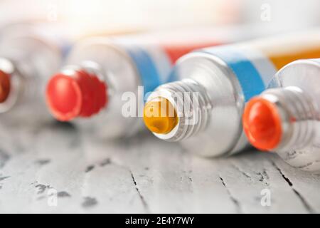 Nahaufnahme von professionellen Farben in Tuben in verschiedenen Farben. Selektiver Fokus auf Tube mit gelber Farbe. Stockfoto