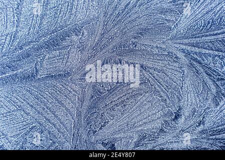 Frostmuster an einem kalten Wintermorgen auf der Motorhaube Eines Autos Stockfoto