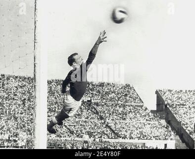 Racing Club Juan Carlos 'Chango' Cárdenas historisches Tor gegen Celtic Glasgow, um den Intercontinental Cup zu gewinnen. Centenario Stadion, Montevideo, Uruguay. November 1967 Stockfoto