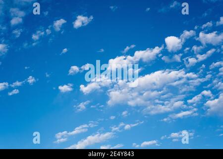 Klare saphire farbigen Himmel mit spärlichen weißen Wolken, die können Arbeiten Sie als horizontaler Hintergrund Stockfoto