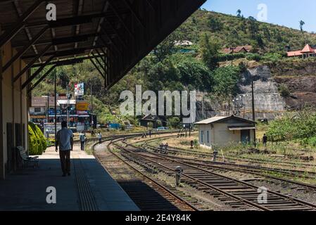 Passagiere auf der Plattform des Bahnhofs. Nanu oya, Nuwara Eliya Bahnhof Stockfoto