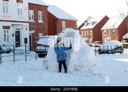 Ashby de la Zouch, Leicestershire, Großbritannien. Januar 2021. Wetter in Großbritannien. Eine Frau macht ein Selfie mit einem Iglu nach dem schwersten Schneefall des Kreises seit 2012. Credit Darren Staples/Alamy Live News. Stockfoto