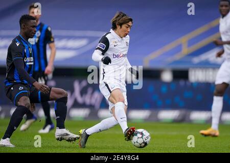 BRÜGGE, BELGIEN - JANUAR 24: Odilon Kossounou vom Club Brugge, Junya Ito von KRC Genk während des Pro League-Spiels zwischen Club Brugge und KRC Genk bei J Stockfoto