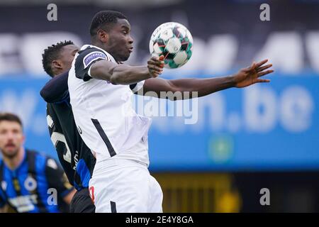 BRÜGGE, BELGIEN - JANUAR 24: Odilon Kossounou vom Club Brugge, Paul Oluachu vom KRC Genk während des Pro League-Spiels zwischen Club Brugge und KRC Genk A Stockfoto