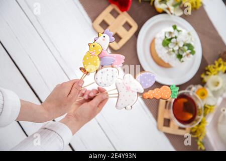 Nahaufnahme von hellen OsterLebkuchen auf Stöcken. Das Konzept der Einrichtung für die Osterferien. Stockfoto