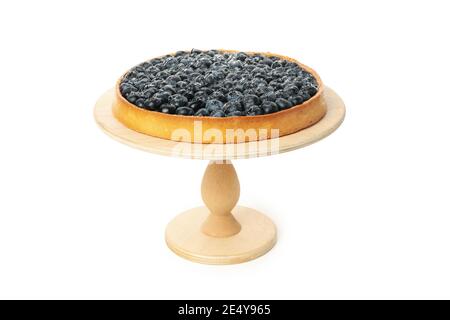 Holzbrett mit Blaubeerkuchen isoliert auf weißem Hintergrund Stockfoto