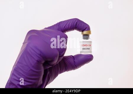 Impfstoff gegen COVID-19 (SARS-CoV-2). Konzept des Impfstoffs. Impfstoff in Entwicklung. Coronavirus-Impfstoff an der Hand mit Handschuhen gehalten Stockfoto