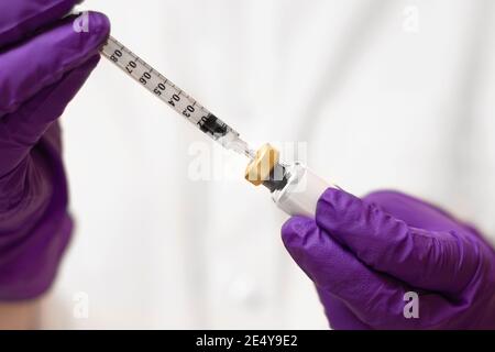 Impfstoffinjektion. Spritze und Fläschchen von Impfstoff. Konzept. Impfstoff zur Prävention von Krankheiten Stockfoto