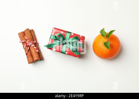 Mandarine, Zimt und Geschenkbox auf weißem Hintergrund Stockfoto