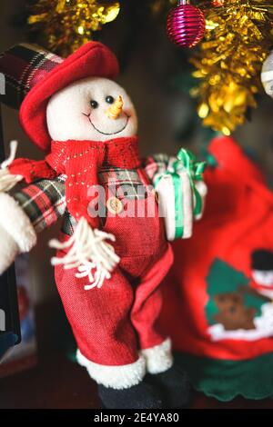 Schneemann Weihnachtsmann mit Geschenken unter dem Weihnachtsbaum, frohe Festzeit, glückliche Schneemänner mit Geschenken auf einem weihnachtsbaum Stockfoto