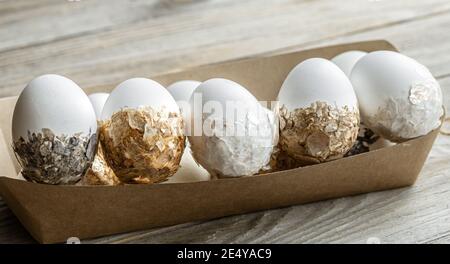 Festliche Ostereier in einer Pappschachtel Nahaufnahme auf unscharfem Hintergrund. Osterfeiertagskonzept. Stockfoto