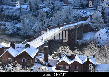 Die Ironbridge bedeckt von Winterschnee die weltweit erste Eisenbrücke, die den Fluss Severn im Dorf Ironbridge in Shropshire überquert. Kredit: David Bagnall Stockfoto