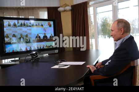 Zavidowo, Russland. Januar 2021. Russlands Präsident Wladimir Putin, hält eine Videokonferenz Treffen mit Studenten anlässlich der russischen Studenten Tag 25. Januar 2021 in Zavidovo, Twer Region, Russland. Quelle: Planetpix/Alamy Live News Stockfoto