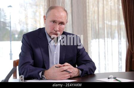 Zavidowo, Russland. Januar 2021. Russlands Präsident Wladimir Putin, hält eine Videokonferenz Treffen mit Studenten anlässlich der russischen Studenten Tag 25. Januar 2021 in Zavidovo, Twer Region, Russland. Quelle: Planetpix/Alamy Live News Stockfoto