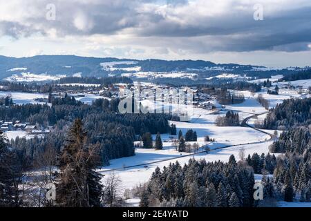 Winterlandschaft in den unteren westlichen Allgäuer Alpen mit dem Dorf Oberreute Stockfoto