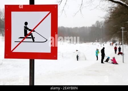 Kein Rodelschild im verschneiten Park. Sicherheit von Kindern während der Winterferien Stockfoto