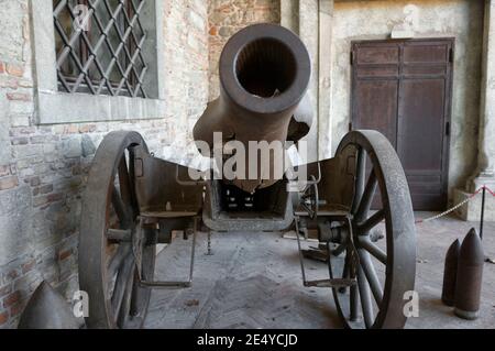 Österreichisches Artilleriestück, mit dem Fass explodiert, ausgestellt auf der Burg von Udine, Italien Stockfoto