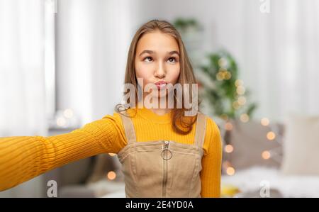 Lustige Teenager-Mädchen unter Selfie zu Hause Stockfoto