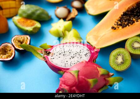 Verschiedene exotische Früchte auf blauem Hintergrund Stockfoto