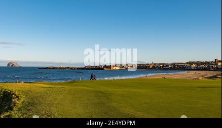 North Berwick, East Lothian, Schottland, Großbritannien, 25th. Januar 2021. UK Wetter: Sonnenschein entlang der Frith of Forth Küste an einem Tag mit einem klaren blauen Himmel und kaltem Wetter in West Bay mit dem Bass Rock am Horizont Stockfoto