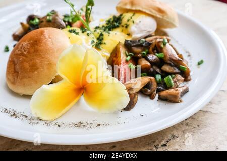 Eier benedikt mit Sauce Hollandaise, Pilz und frischem Saft. Breackfast-Konzept. Stockfoto