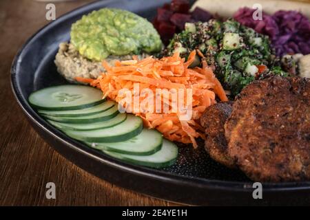 Mezze Platte mit Hummus, Babaganoush, Tabouli, Avocado-Pürree, Gurke, Rote Beete und glutenfreier Dosa. Stockfoto