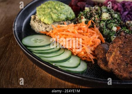 Mezze Platte mit Hummus, Babaganoush, Tabouli, Avocado-Pürree, Gurke, Rote Beete und glutenfreier Dosa. Stockfoto