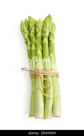 Frischer grüner Spargel isoliert auf weißem Hintergrund, Schneidepfad enthalten Stockfoto