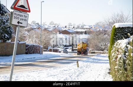 25 01 2021: Rushden,Northants: Ein ratssitzwagen macht sich nach dem Streuen von Korn in Rushden, Northamptonshire, einen steilen Hügel hinunter Stockfoto