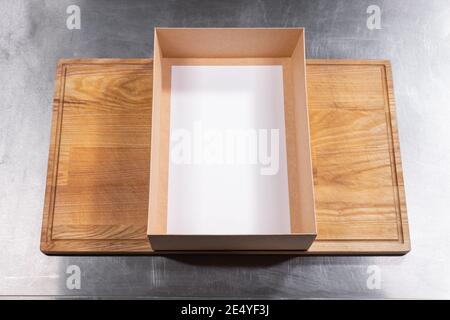 Draufsicht des leeren Kraftpapier-Lebensmittelbehälters für die Lieferung Stockfoto