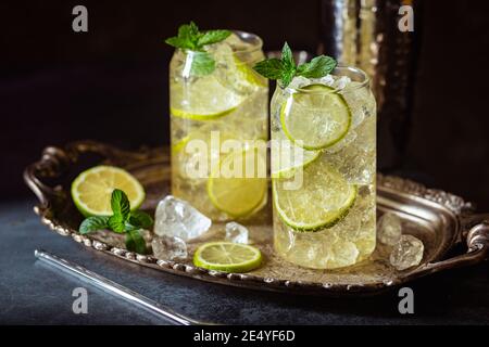Sommer trinken grünen Eistee mit Zitronenscheiben und Minze Auf dunklem Hintergrund Stockfoto