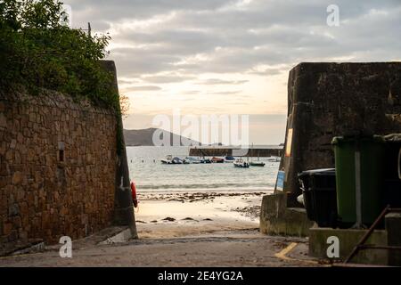 St Brelades Bay Kanal Insel Hafenmauer Boote Angeln Jersey Sonnenuntergang Sonnenaufgang Morgendämmerung atemberaubender Himmel wunderschöne Küste Sandstrand in Am Morgen Abend Stockfoto