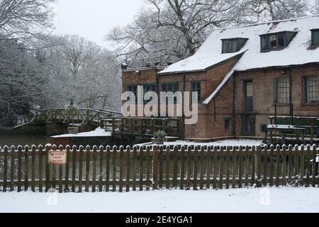 Rückansicht des Saxon Mill Restaurants bei verschneitem Wetter, Warwick, Warwickshire, England, Großbritannien Stockfoto