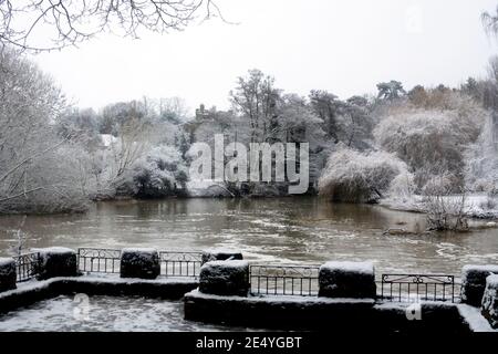 Die Ruinen des River Avon and Guys Cliffe House von der Saxon Mill bei schneebedecktem Wetter aus gesehen, Warwick, Großbritannien Stockfoto