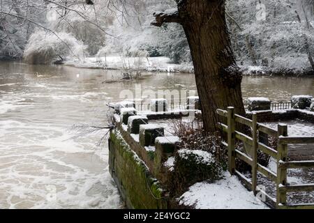 Der Fluss Avon von der Saxon Mill bei verschneitem Wetter gesehen, Warwick, Großbritannien Stockfoto