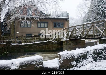 River Avon und die Saxon Mill bei schneebedecktem Wetter, Warwick, Warwickshire, Großbritannien Stockfoto