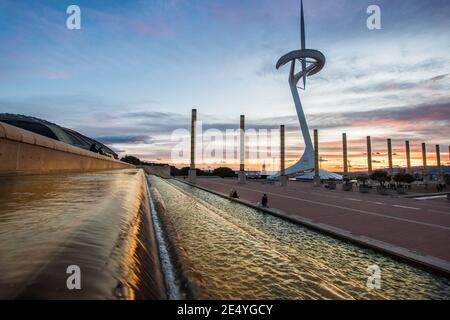 Calatrava Turm in Olimpic Gegend bei Sonnenuntergang, Barcelona, Spanien Stockfoto