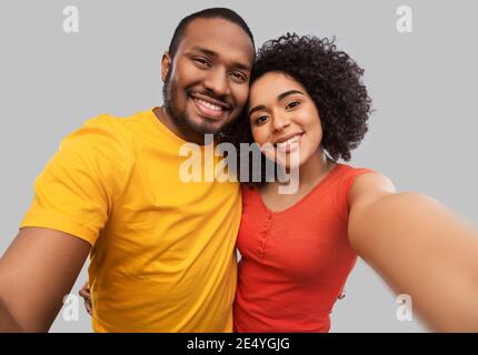 Happy african american paar nimmt Selfie Stockfoto