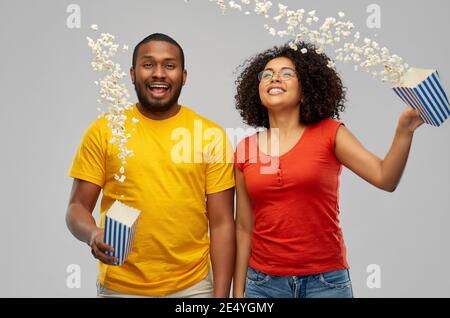 Glückliches afroamerikanisches Paar mit Popcorn Stockfoto