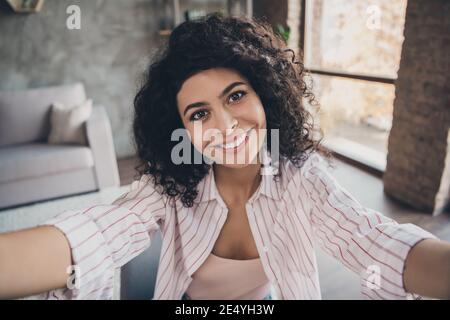 Foto-Porträt von lächelnden wunderschöne Frau, die Selfie während der Pause Von der Arbeit in Innenräumen Stockfoto