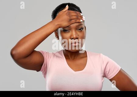 afroamerikanische Frau mit Kopfschmerzen oder Fieber Stockfoto
