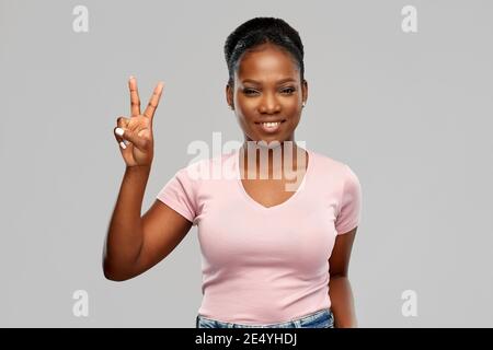 Gerne afrikanische amerikanische Frau, Frieden Stockfoto
