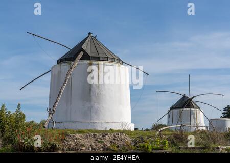 Vejer de la Frontera, Spanien - 17. Januar 2021: Die Windmühlen von San Jose im historischen Vejer de la Frontera in Andalusien Stockfoto