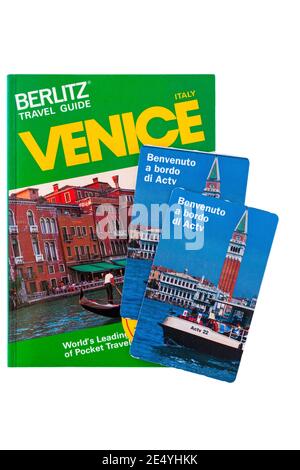 ACTV-Tickets für Wasserdienste in Venedig mit Venice Berlitz Reiseführer Stockfoto