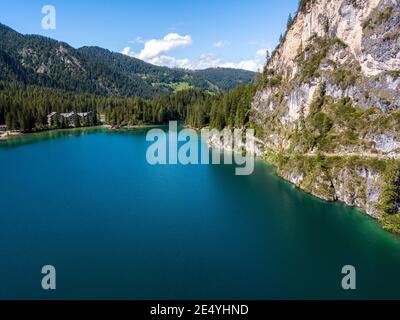 Luftaufnahme des Pragser Wildsees, Pragser Wildsee ist ein See in den Pragser Dolomiten in Südtirol, Italien. Menschen wandern und wandern entlang der Wege Stockfoto
