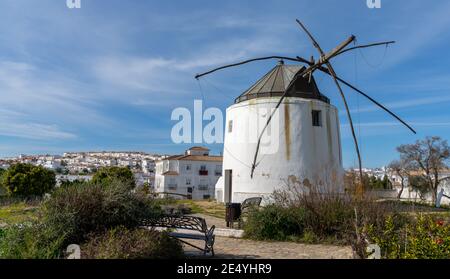 Vejer de la Frontera, Spanien - 17. Januar 2021: Die Windmühlen von San Jose im historischen Vejer de la Frontera in Andalusien Stockfoto